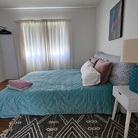 This Fabulous, Single-Level 3 Plus 1 Small Room With Folding Sofa Home Auckland Exterior foto