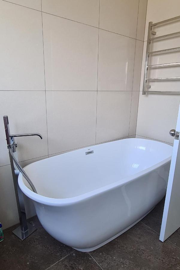 This Fabulous, Single-Level 3 Plus 1 Small Room With Folding Sofa Home Auckland Exterior foto
