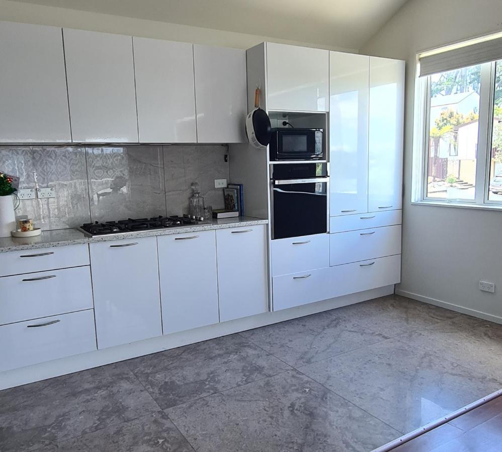 This Fabulous, Single-Level 3 Plus 1 Small Room With Folding Sofa Home Auckland Exterior foto